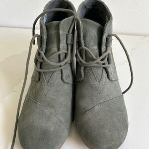 Tom’s 9.5 bootie heels